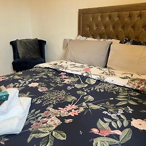 Grand Bleu - London - Next To Piccadilly Line Tube Station & Brand New Facilities